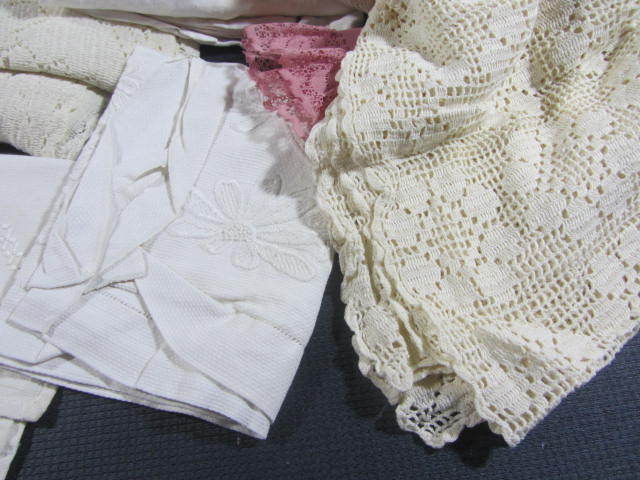 lot 166 image: Tablecloths, Linens