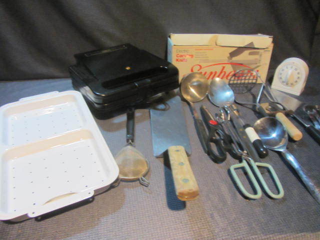 lot 282 image: Electric Knife, Utensils, Steamer
