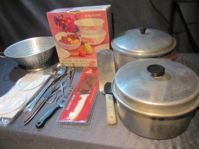lot 283 image: Bowls, Utensils, Strainer