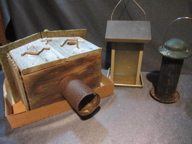 lot 287 image: Birdhouse, Feeders