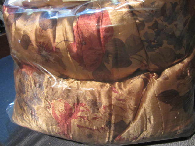 lot 310 image: Quilt, Bed Linens
