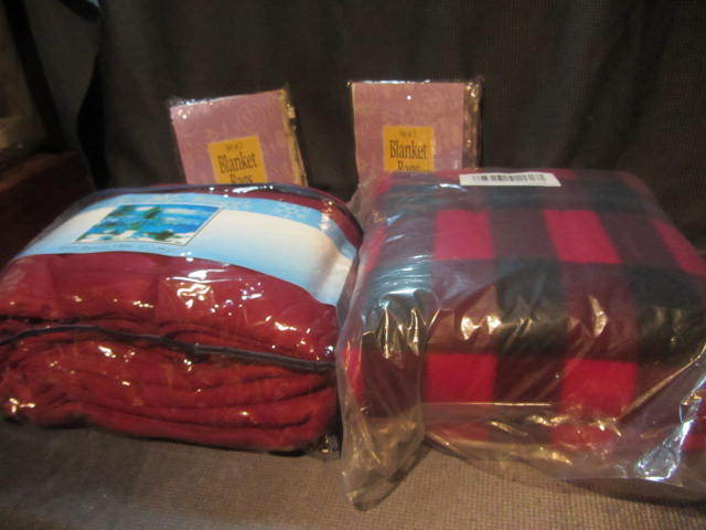 lot 318 image: Fleece Blankets, Bags