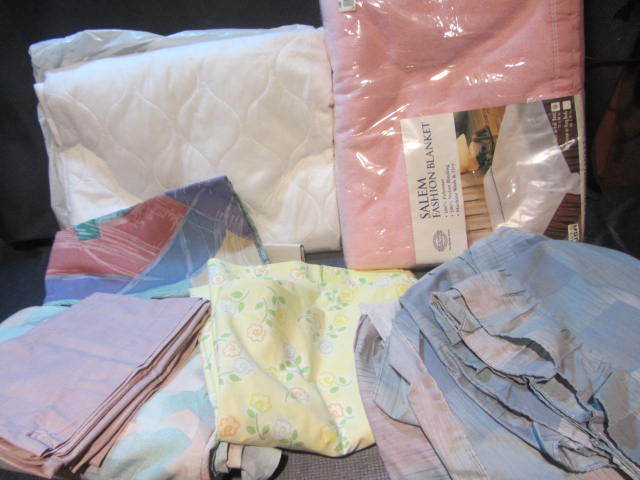 lot 320 image: Bed Linens
