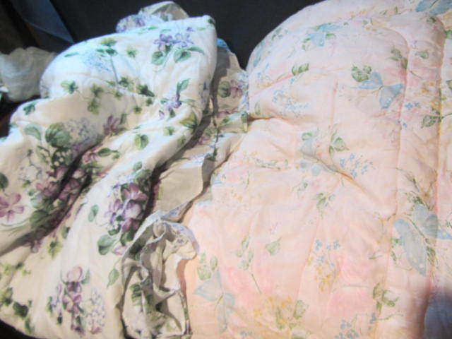 lot 325 image: Comforters
