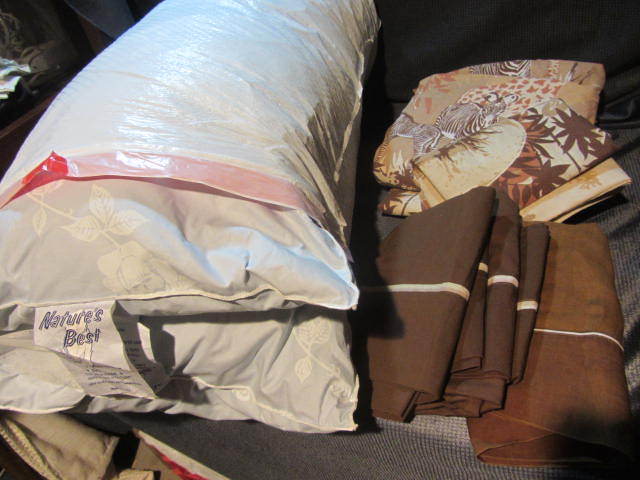 lot 332 image: Sheets, Pillows & Cases