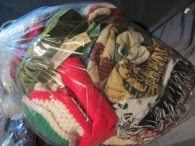 lot 347 image: Christmas Linens