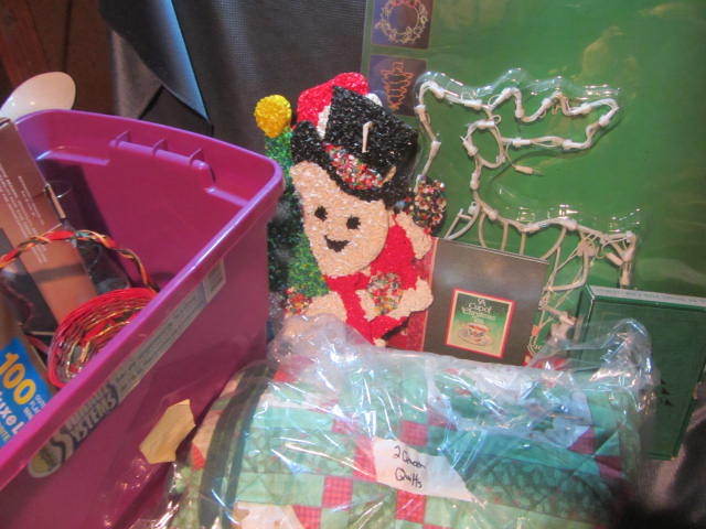 lot 349 image: Quilts, Holiday Lights