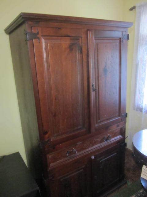 lot 116 image: Armoire