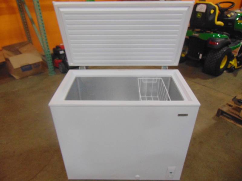lot 318 image: Idylis 7.1-cu ft Chest Freezer (White) IF71CM33NW
