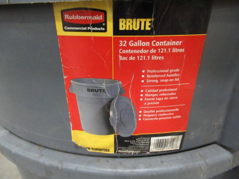 lot 152 image: (2) 32 Gallon Gray Rubbermaid Brute Trash Can - USED