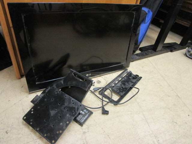lot 118 image: LG 37 FLAT SCREEN TV WITH WALL MOUNT