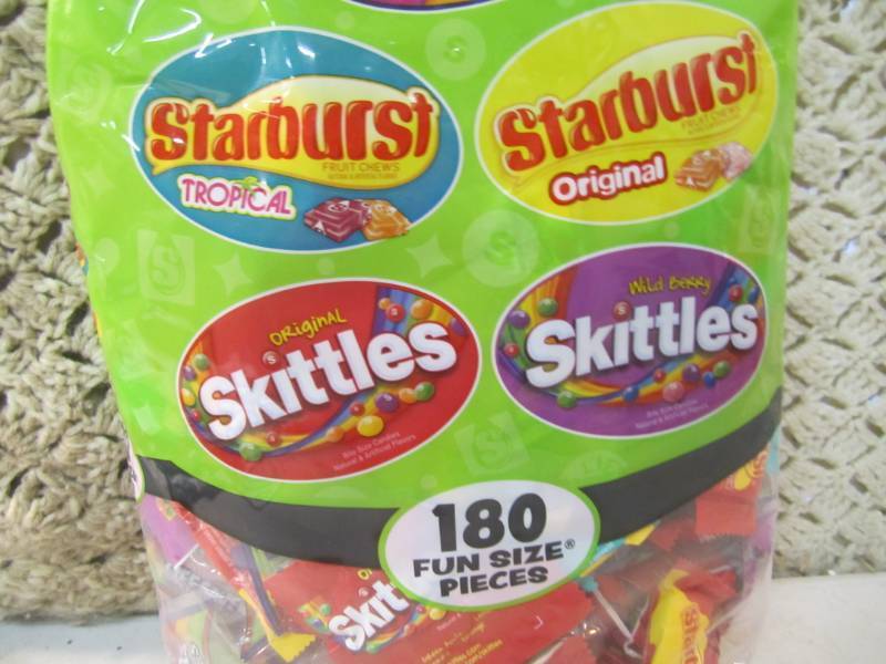 lot 212 image: Large Bag of Mixed Candy Best by Fe...