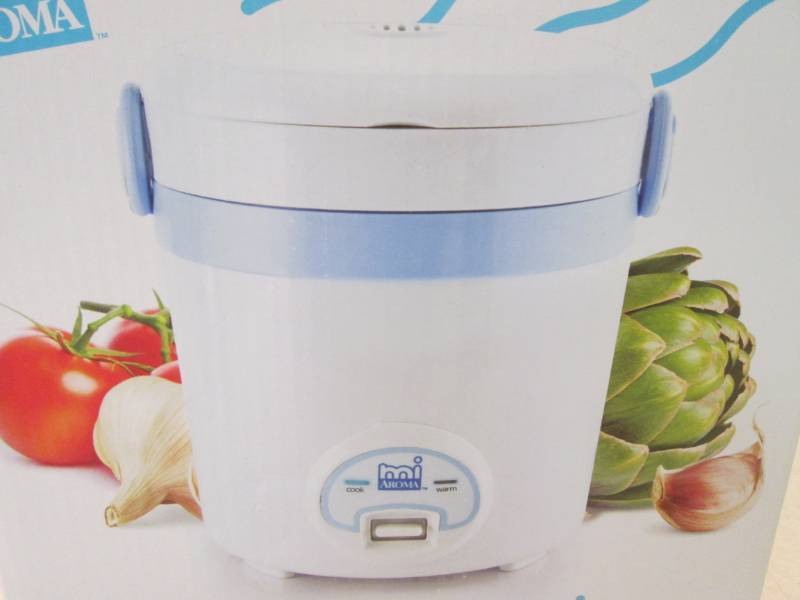 lot 61 image: Mi Aroma 3-Cup Mini Rice Cooker  M...