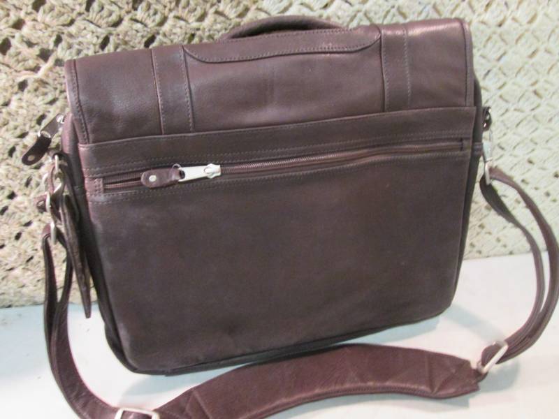 lot 125 image: Canyon Outback Leather Laptop Bag  ...