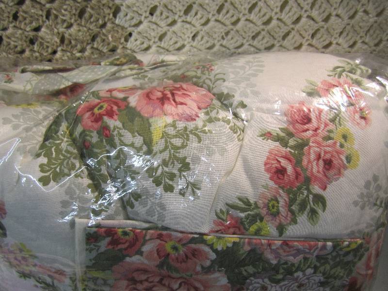 lot 308 image: Twin Size Comforter with Pillow Sha...