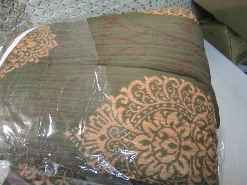 lot 313 image: Twin Size Comforter Set Comforter, ...