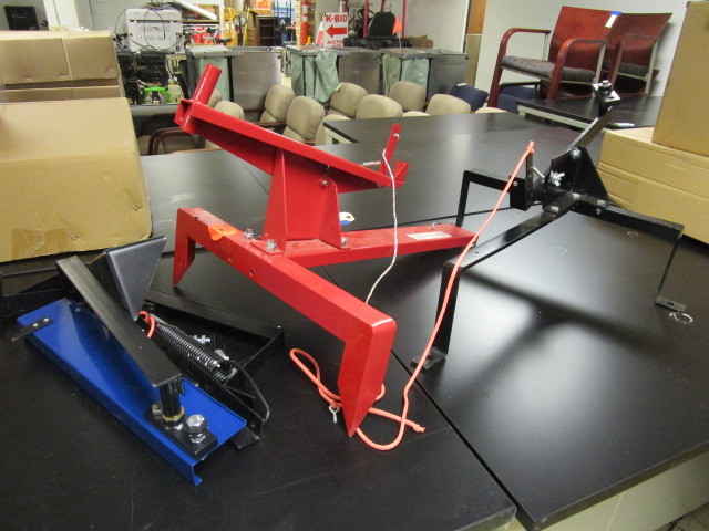 lot 205 image: TRAP THROWERS