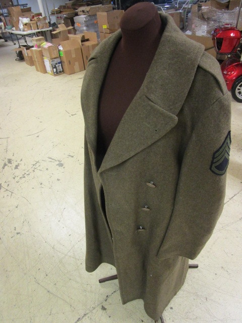 lot 208 image: VINTAGE ARMY COAT