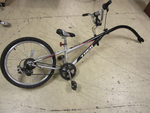 lot 225 image: TREK MOUNTAIN TRAIN TAG-A-LONG BIKE