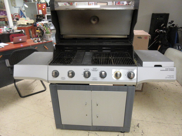 lot 232 image: BRINKMAN DELUXE BBQ WITH SIDE BURNER