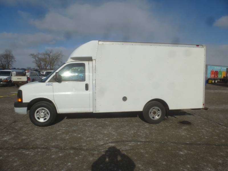 lot 8 image: 2006 Chevy Cutaway Van # 1492