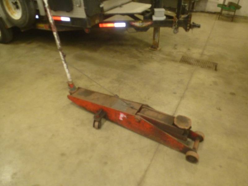 lot 12 image: Hydraulic Floor Jack