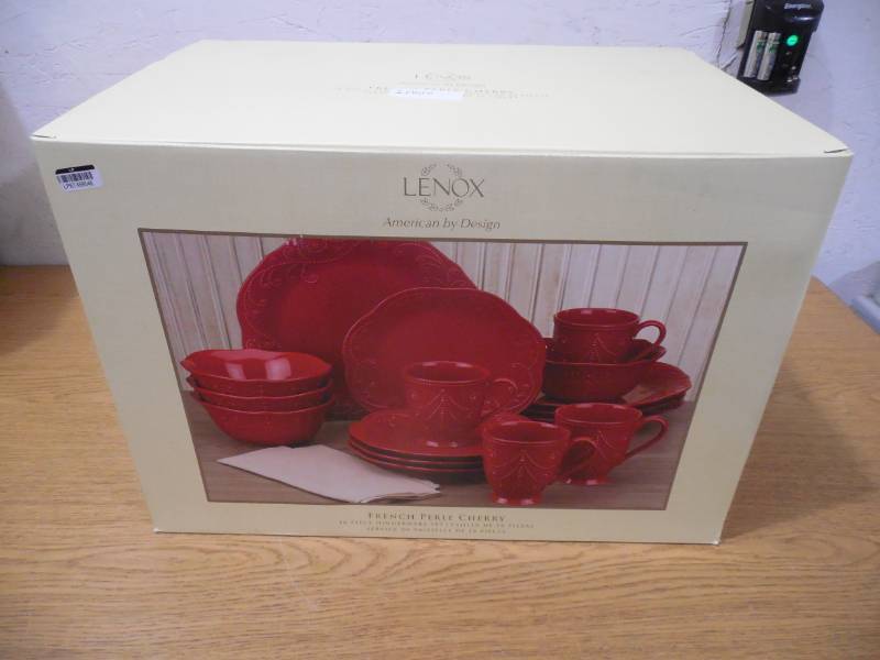 lot 92 image: Lenox French Perle 15-Piece Dinnerware Set - Cherry