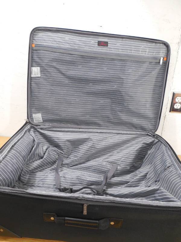 lot 10 image: Skyway Epic 28-Inch 2-Wheel Expandable Rolling Upright Suitcase (Black)
