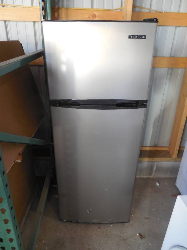 lot 48 image: Thomson 7.5 cu. ft. Top-Freezer Refrigerator