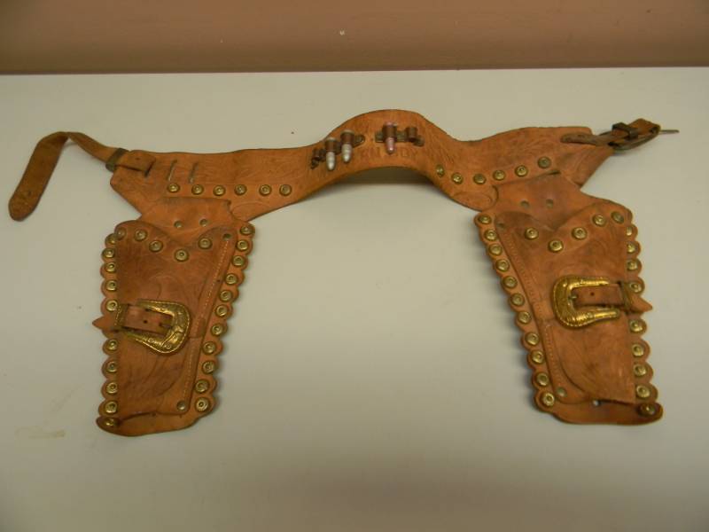 lot 19 image: VINTAGE 1950s WESTERN BOY HOLSTER - AWESOME PIECE - GREAT CONDITION FOR ITS AGE - SEE PICTURES