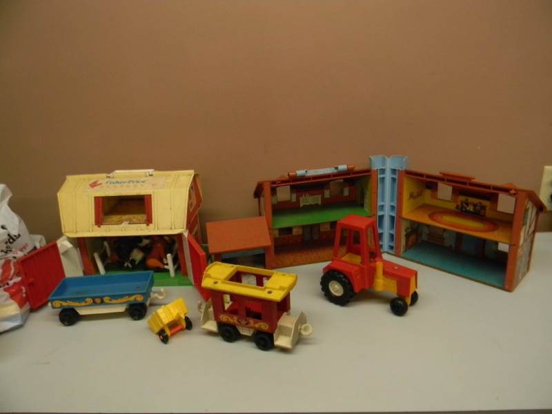lot 24 image: VINTAGE FISHER PRICE LITTLE PEOPLE PLAY FAMILY - HOUSE - FARM AND MANY ACCESSORIES - LARGE COLLECTION - SEE PICTURES