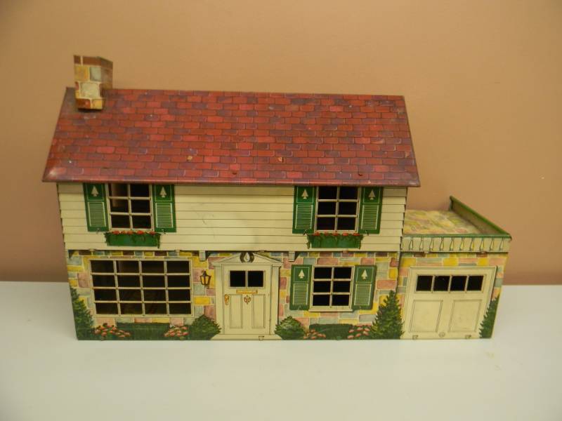 lot 25 image: VINTAGE 1950s MARX TIN METAL LITHO DOLL HOUSE - AWESOME PIECE - SEE PICTURES