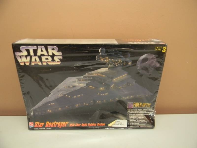 lot 26 image: Star Wars AMT Model Kit Star Destroyer With Fiber Optic Lighting Sealed EM2131 - STAR WARS - SEE PICTURES