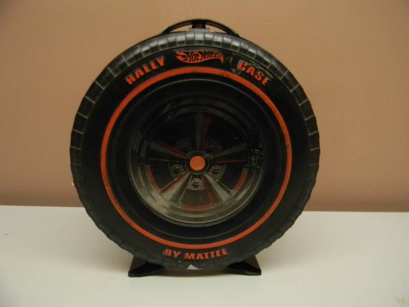 lot 37 image: VINTAGE RED LINE RALLY HOTWHEELS CASE - FULL OF HOTWHEELS, JADA TOYS CARS, ERTL CARS - GREAT SETUP - SEE PICTURES
