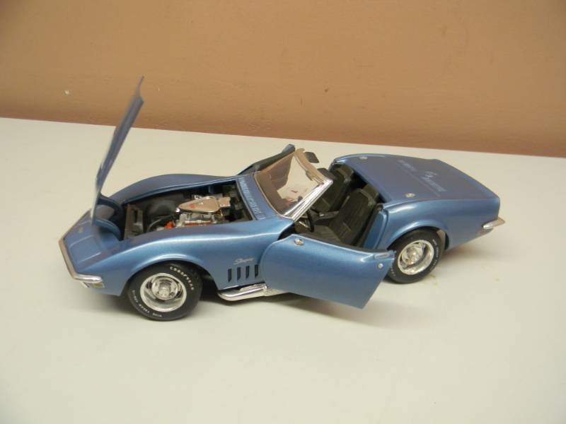 lot 43 image: VINTAGE REVELL INC 116 SCALE DIE CAST 69 CORVETTE CONVERTIBLE - NICE - SEE PICTURES