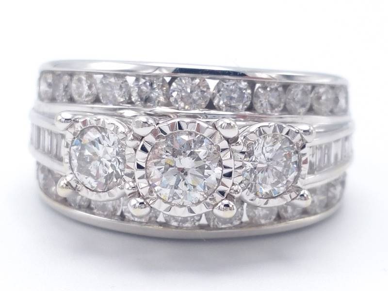 lot 1 image: Beautiful 1.86 CT Diamond Estate Ring in 14k White Gold
