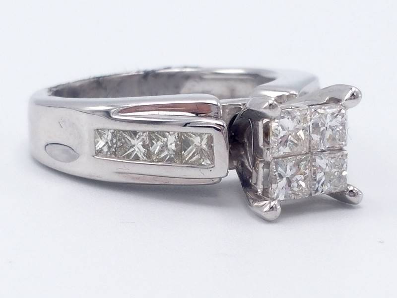 lot 4 image: Beautiful, Large Diamond Etstate Ring in 14k White Gold