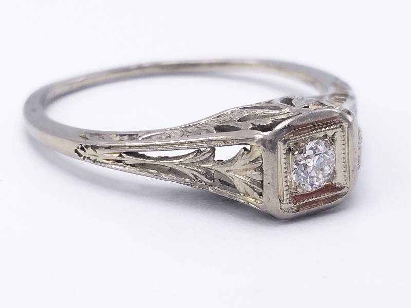 lot 9 image: Gorgeous Antique Diamond Filigree Estate Ring in 18k White Gold