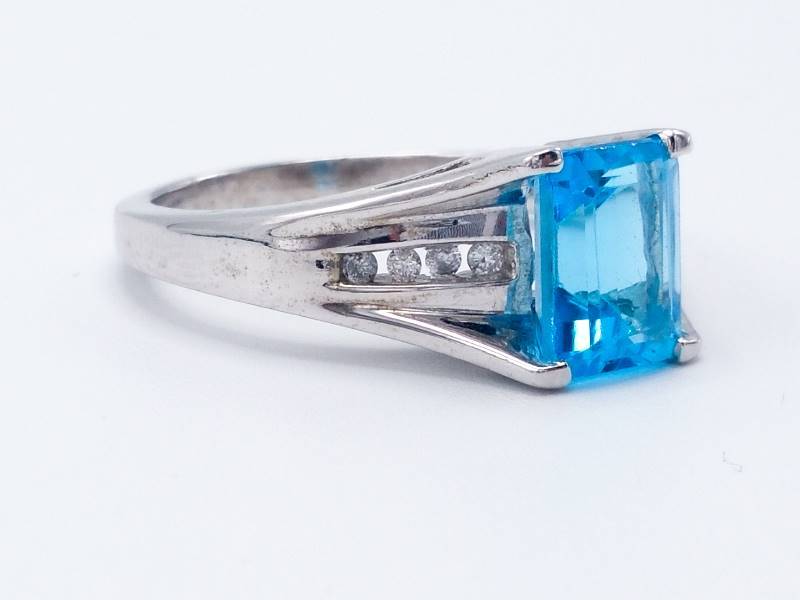 lot 14 image: High Quality Blue Topaz and Diamond Estate Ring in 14k White Gold