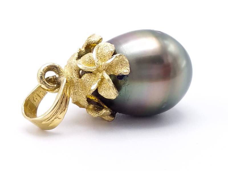 lot 24 image: High End 10.5mm Tahitian Pearl Designer Pendant in 14k Yellow Gold
