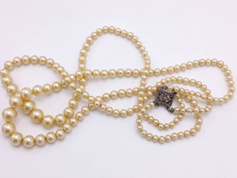 lot 38 image: Beautiful Two Strand Vintage Pearl Estate Necklace