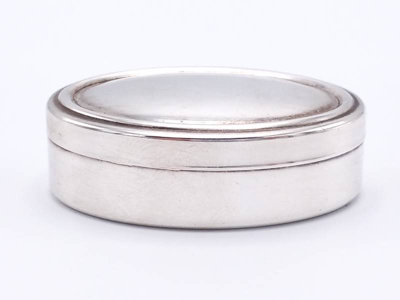 lot 54 image: Lovely Sterling Silver Pill Box  Dresser Box