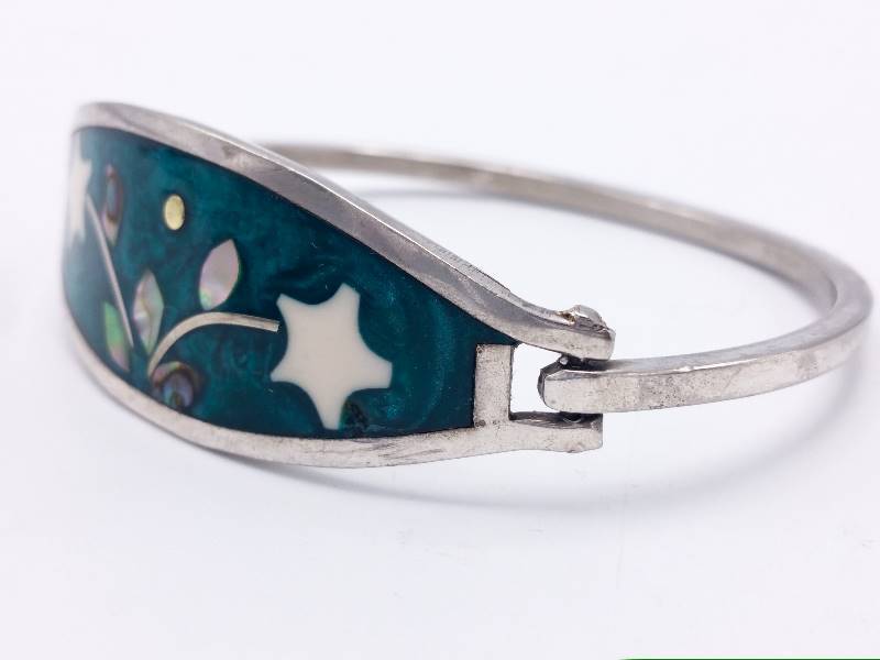 lot 43 image: Vintage Alpaca Sterling Silver Inlaid Estate Hinged Bangle Bracelet