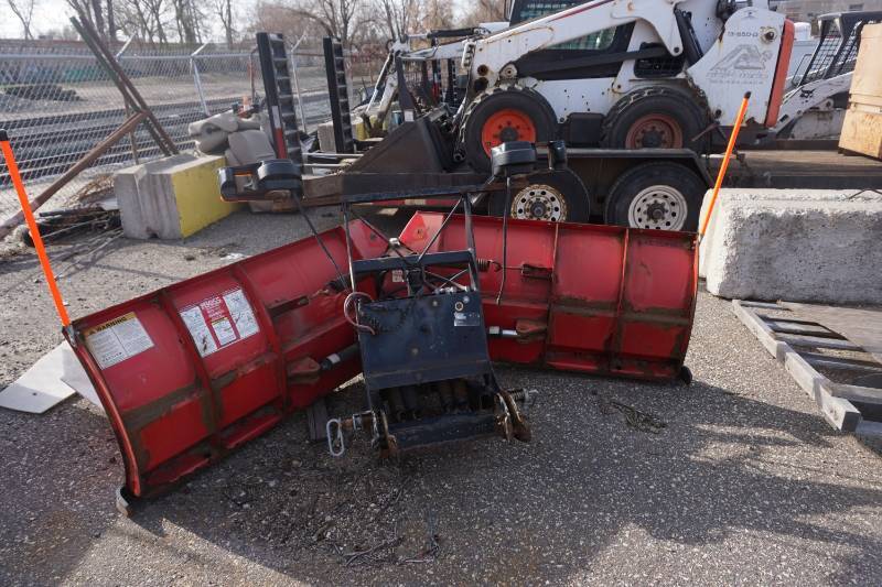 lot 21 image: Boss Model 92 RT3 Power V Smart Hitch Snow Plow