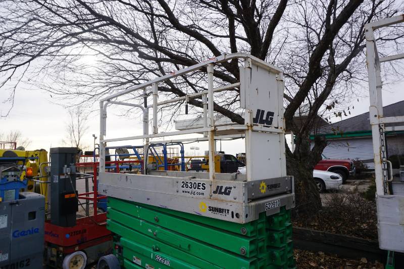 lot 7 image: JLG Model 2630ES Electric Scissors Lift