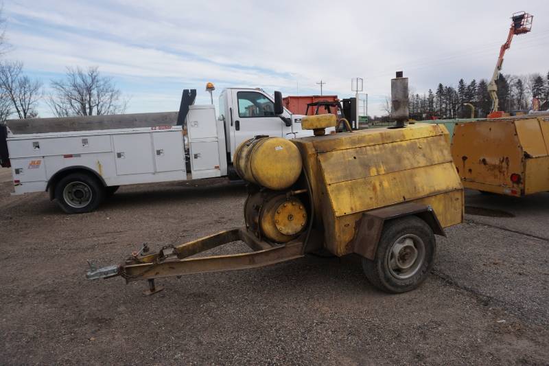 lot 14 image: Ingersoll Rand  Tow Behind Air Compressor