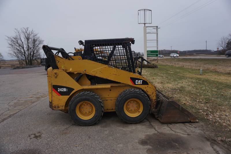 lot 1 image: 2011 Cat Model 242B3 Skid Loader Skid Steer