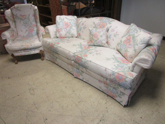 lot 305 image: DAYTON HUDSON MATCHING SOFA AND ARMCHAIR