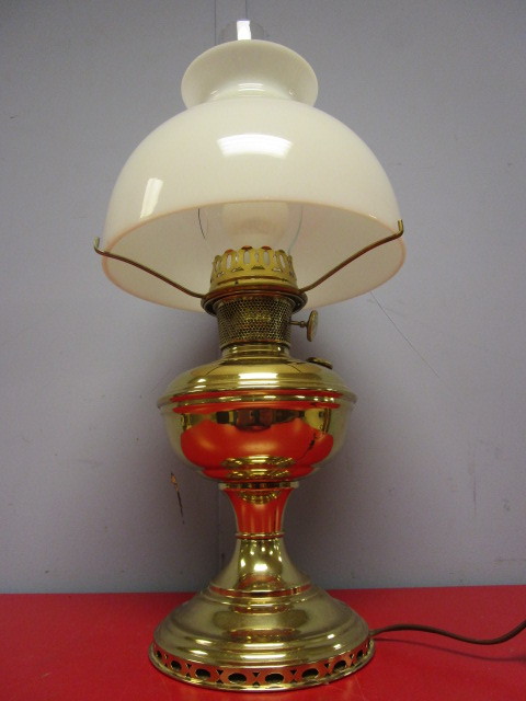 lot 314 image: VINTAGE BRASS ELECTRIC LAMP, MADE FROM AN ALADDIN OIL LAMP