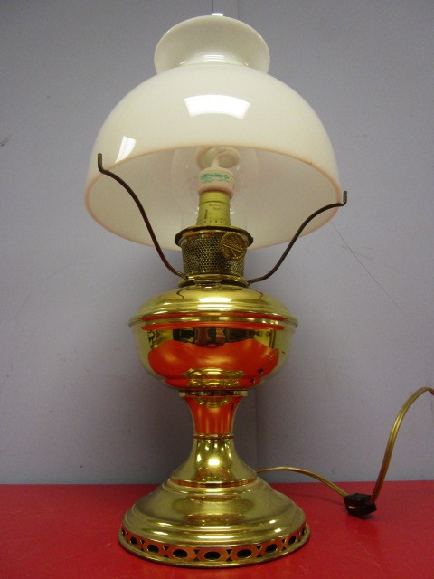 lot 315 image: VINTAGE BRASS ELECTRIC LAMP, MADE FROM AN ALADDIN OIL LAMP